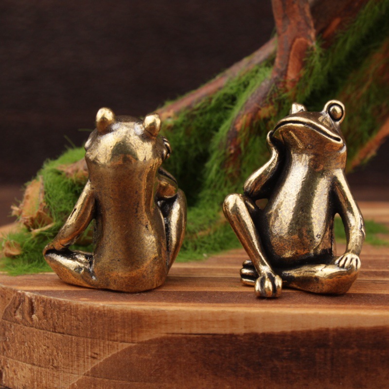 Brass material frog thinking design ornament